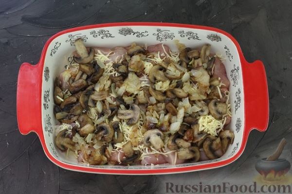 Картофель, запечённый с куриным филе, грудинкой и грибами