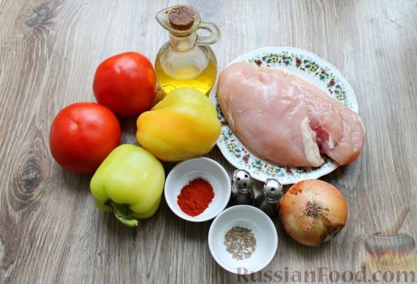 Куриное филе, тушенное со сладким перцем в томатном соусе