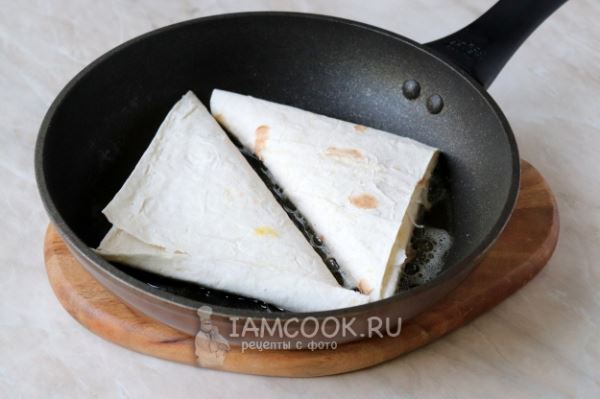 Треугольники из лаваша с сыром и помидорами (на сковороде)
