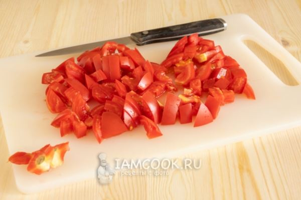 Запеканка из макарон с сосисками и помидорами
