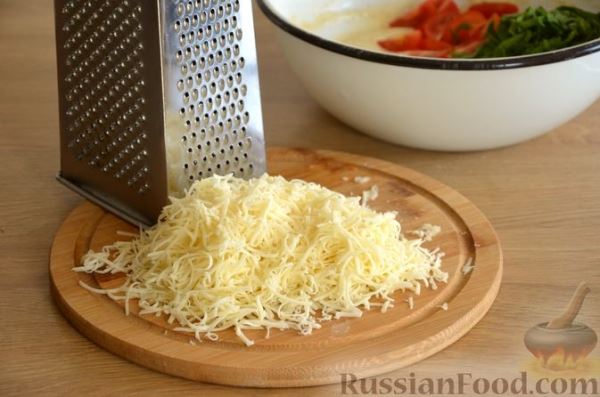 Закусочный кекс с помидорами черри, шпинатом и сыром